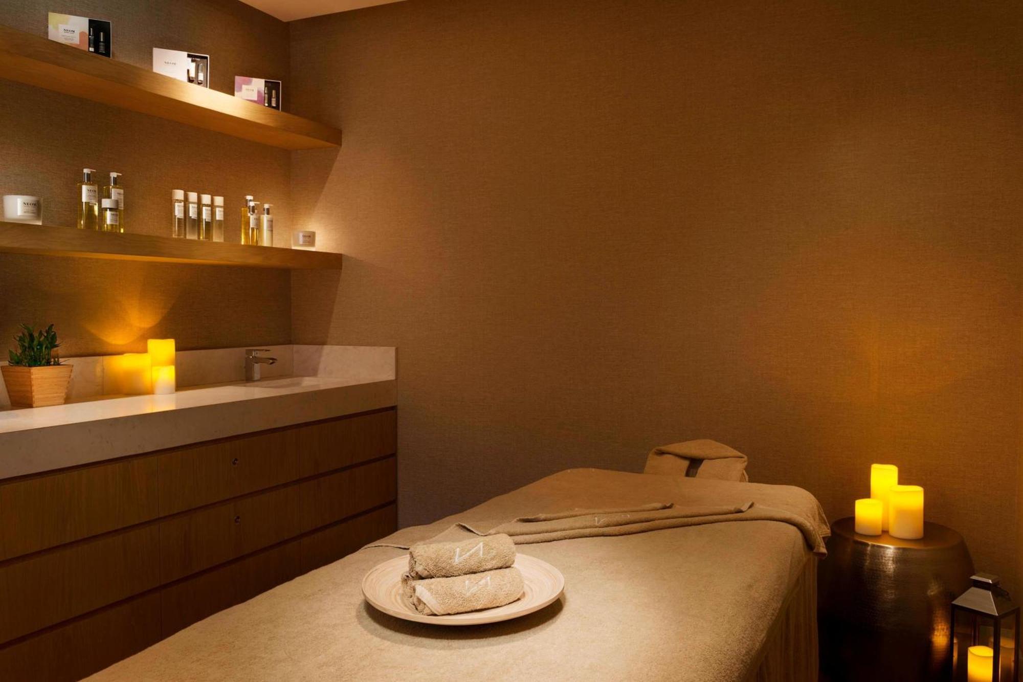 La Ville Hotel & Suites City Walk Dubai, Autograph Collection Eksteriør billede A treatment room at The Spa at The Landmark