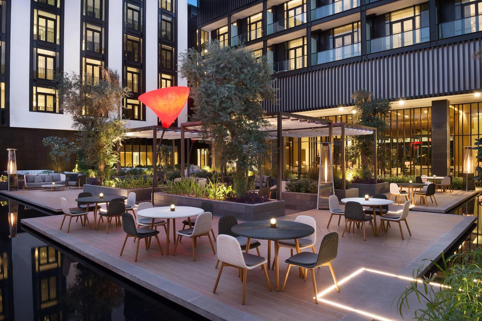 La Ville Hotel & Suites City Walk Dubai, Autograph Collection Eksteriør billede The hotel's courtyard