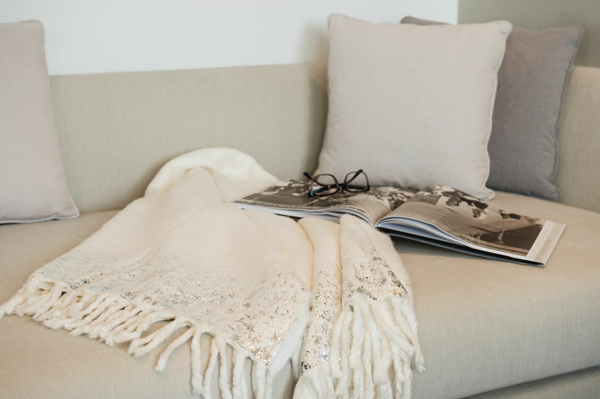 La Ville Hotel & Suites City Walk Dubai, Autograph Collection Eksteriør billede A throw on a sofa