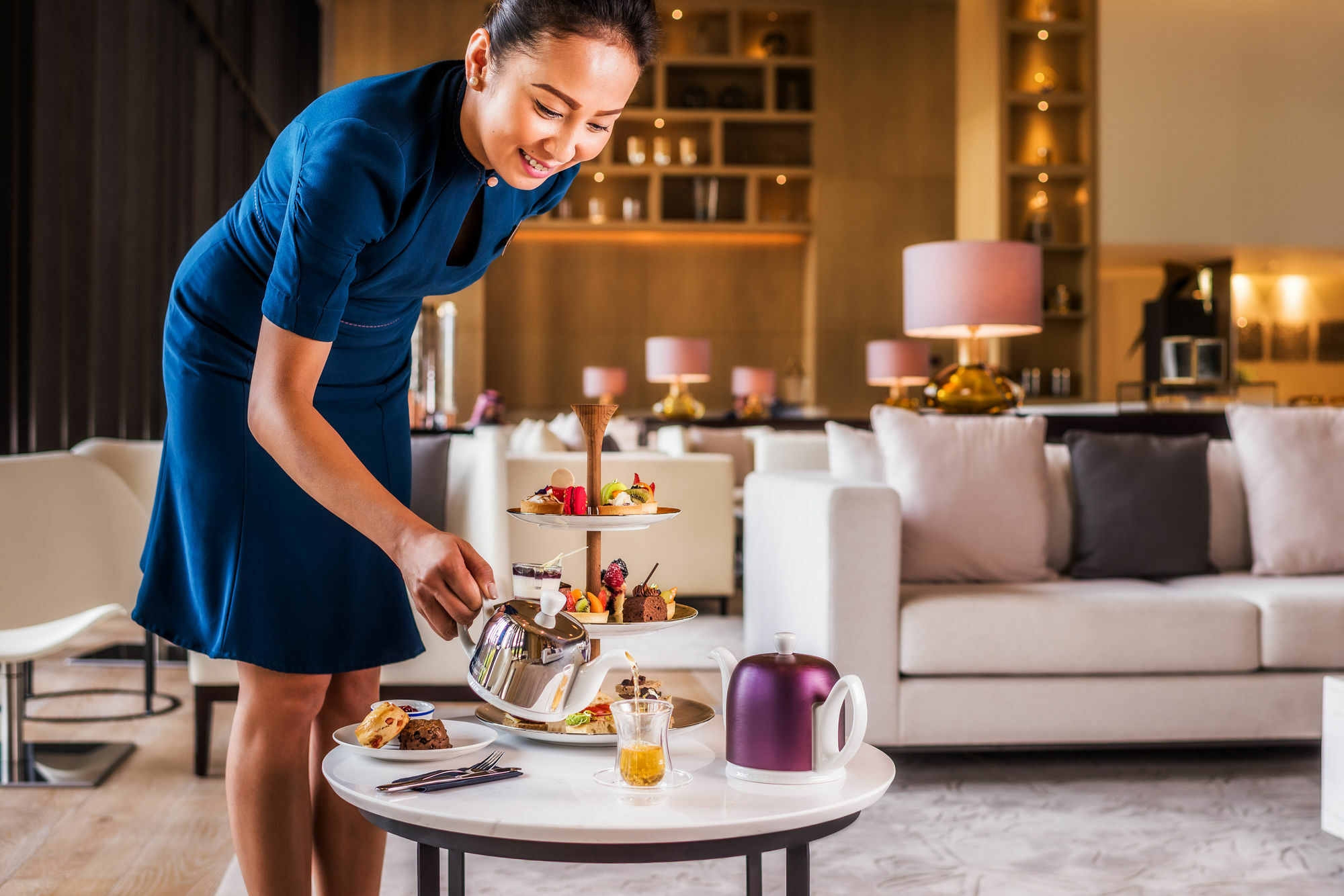 La Ville Hotel & Suites City Walk Dubai, Autograph Collection Eksteriør billede A room service attendant serving afternoon tea at a hotel